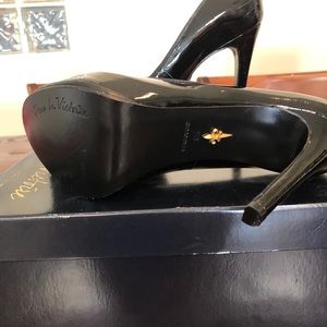BRAND NEW Pour la Victoire black patent pumps